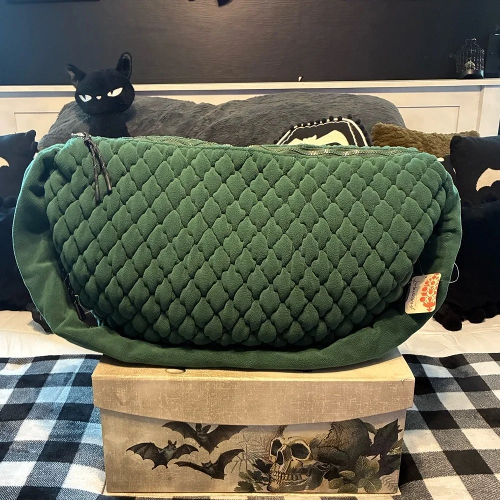 Free People Pucker Up Fleece Carryall Quilted, Adjustable strap, NWT - Picture 3 of 13